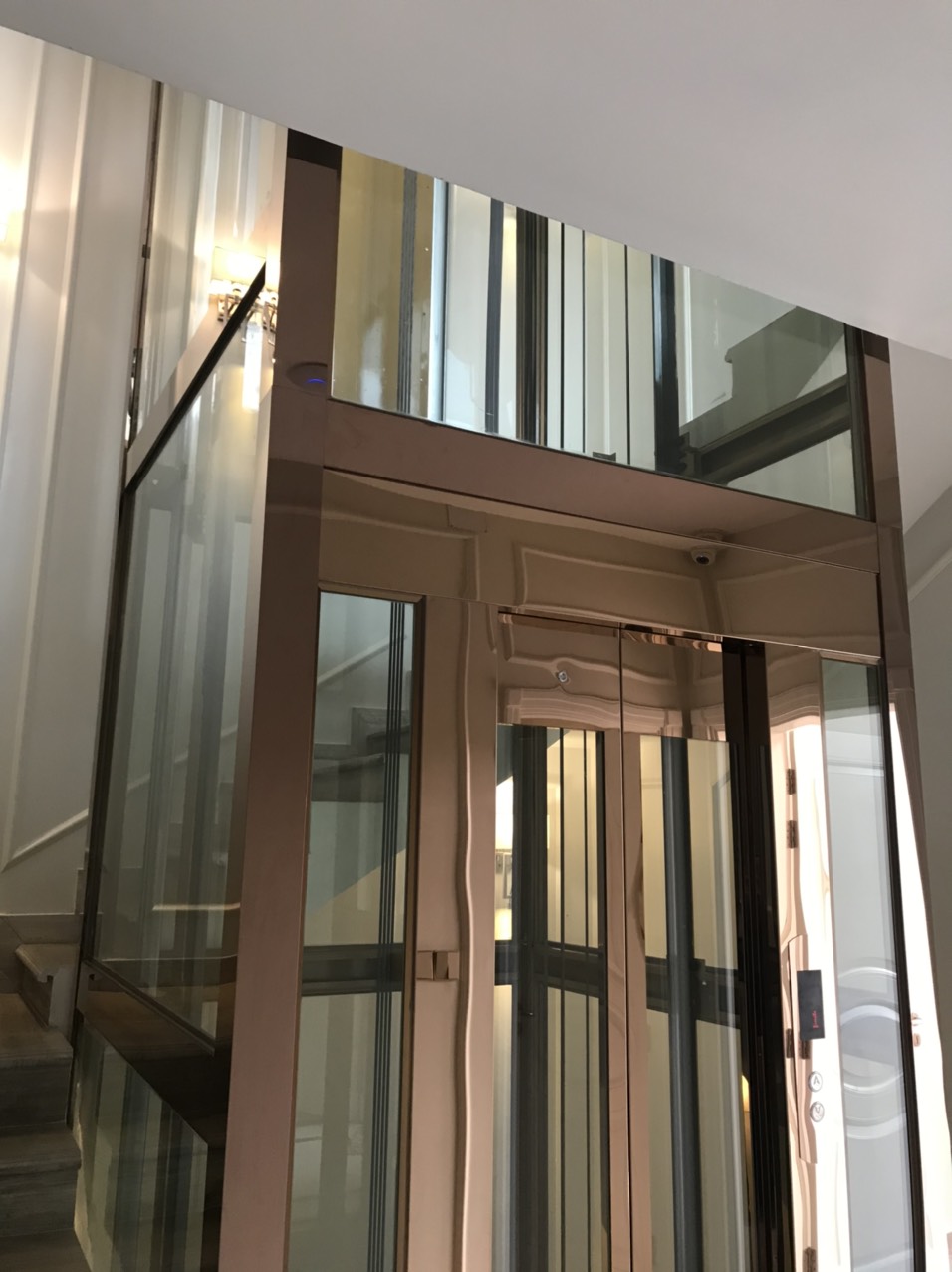 Inox thang máy là một trong những lựa chọn hàng đầu cho thi công thang máy hiện đại. Với chất liệu bền vững và độ bóng sang trọng, inox thang máy sẽ mang đến vẻ đẹp hoàn mỹ cho công trình của bạn. Hãy xem hình ảnh để thưởng thức vẻ đẹp của inox thang máy!
