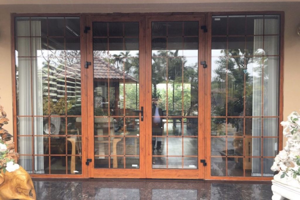 Cửa nhôm màu gỗ đang rất được ưa chuộng